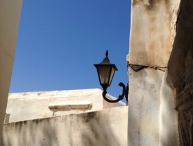 Anna Grönlund - Fasadlampa i Old Town i Naxos stad, Grekland.